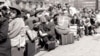 Группа судетских немцев в ожидании отправки через границу в Германию, 1945 год