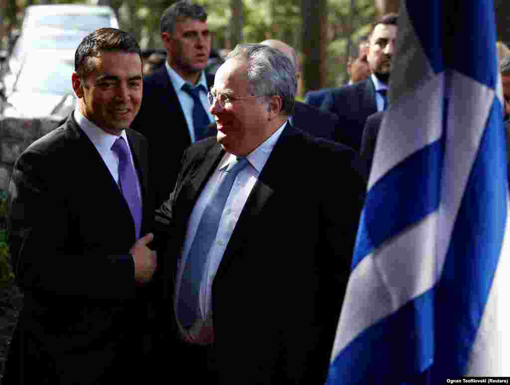 МАКЕДОНИЈА - Министерот за надворешни работи Никола Димитров по средбата со неговиот грчки колега Никос Коѕијас, во вилата Билјана во Охрид, изјави дека за дел од прашањата во надминување на разликите за спорот за името е постигнат напредок, а за дел се уште постојат разлики. За прав пат, како што рече, разговарале за временската рамка и за чекорите кои ќе се преземат доколку се постигне решение и како ќе се имплементира.