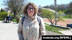 Вольга Бізікава лічыць, што інсталяцыю трэба рабіць тут — каб фатаграфавацца на фоне Летняга амфітэатру