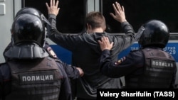 Задержание протестующего в Москве летом 2019 года. Иллюстративное фото