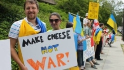 Фото від 2014 року. Українці в США просять Францію продаватити Росії сир, а не зброю. Однак, у 2015 року Росія запровадила ембарго на імпорт західних продуктів і поширила його на окупований Крим