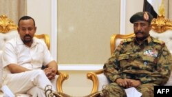 جنرال فتاح البرهان رئیس شورای نظامی سودان (راست) حین ملاقات با آبی احمد صدراعظم ایتوپیا در خارطوم پایتخت سودان.