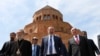 Լեռնային Ղարաբաղ - Հայաստանի վարչապետ Նիկոլ Փաշինյանը, Արցախի նախագահ Բակո Սահակյանը և Արցախի թեմի առաջնորդ Պարգև արքեպիսկոպոս Մարտիրոսյանը դուրս են գալիս Ստեփանակերտի նորակառույց Սուրբ Աստվածամոր Հովանու մայր տաճարից, 9-ը մայիսի, 2019թ.