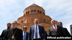 Լեռնային Ղարաբաղ - Հայաստանի վարչապետ Նիկոլ Փաշինյանը, Արցախի նախագահ Բակո Սահակյանը և Արցախի թեմի առաջնորդ Պարգև արքեպիսկոպոս Մարտիրոսյանը դուրս են գալիս Ստեփանակերտի նորակառույց Սուրբ Աստվածամոր Հովանու մայր տաճարից, 9-ը մայիսի, 2019թ.