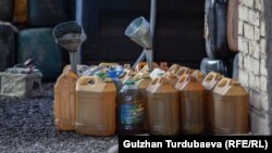 اردکاني د دغو قاچاقي تېلو کلنی ارزښت څلور میلیارده ډالره بللی دی.