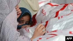 Девочка у гроба одной из жертв теракта 16 февраля 2013 года в городе Кветта, направленного против хазарейской общины