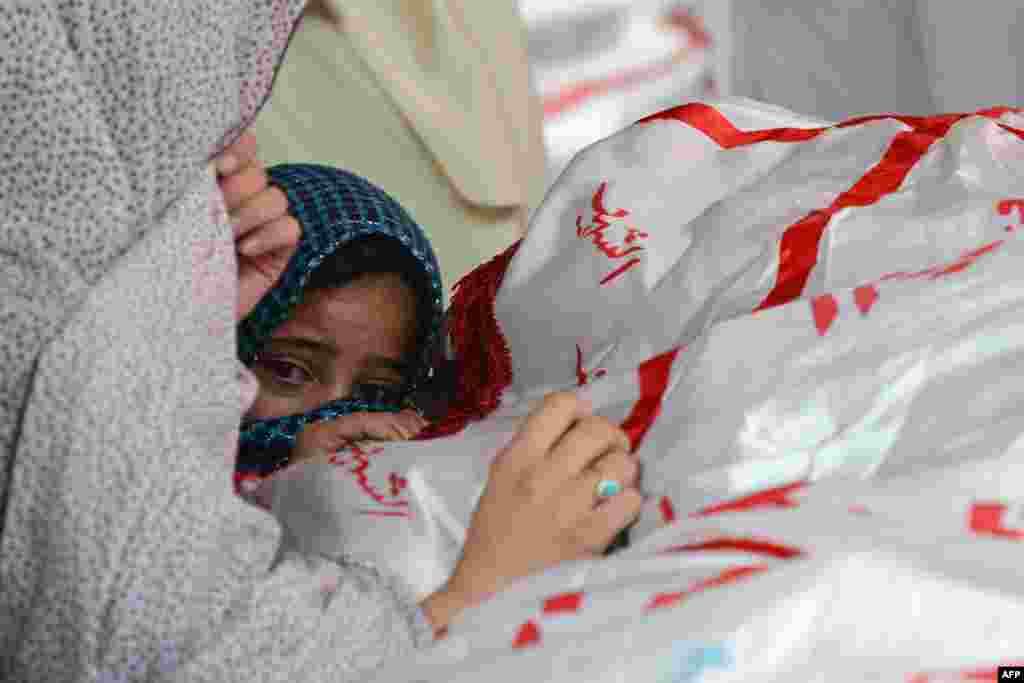 A child takes part as Shi&#39;ite Muslims gather around the coffin of a bombing victim on the third day of protests following an attack on ethnic Hazaras in Quetta, Pakistan. (AFP/Banaras Khan)