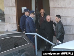 Armenia -- Hovannes Tamamian, former head of the Directorate General of Criminal Investigations at the Rüşvət almaqda suçlanan polis general-mayorunu sıravi polis əməkdaşları həbs edib istintaqa aparırlar. Yerevan 24 mart 2011