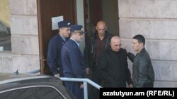 Бышего начальника Главного управления уголовного розыска полиции Армении Ованнеса Тамамяна из зала суда берут под стражу, Ереван, 24 марта 2011 г. 