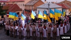 Музиканти Заслуженого академічного Закарпатського народного хору під час «Молитви за Україну», приуроченої до Дня Незалежності України. Ужгород, 24 серпня 2019 року