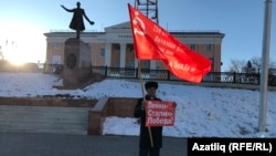 Юнир Кутлугужин на одиночном пикете. Архивное фото