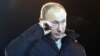 Владимир Путин сайлау кичендә Манеж мәйданында җыелган тарафдарлары алдында, Мәскәү, 4 март 2012 