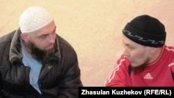Мұсылмандар әңгімелесіп отыр. Астана, 11 наурыз 2011 жыл. (Көрнекі сурет)