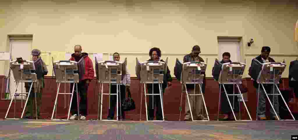 &nbsp;People vote at the Toledo Lucas County Library in Toledo, Ohio.