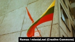 Літоўскі нацыянальны і савецкі сьцягі, 1989. Фота — Romas, miestai.net