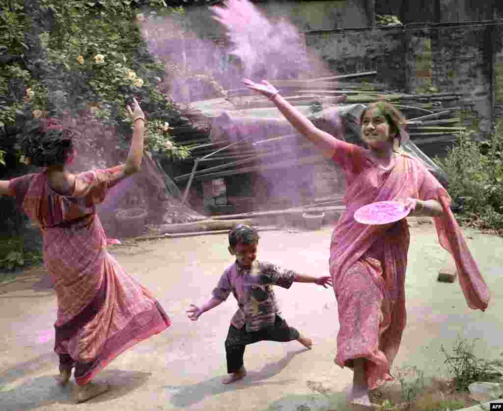 По всей Индии сегодня проходит Холи - фестиваль цвета