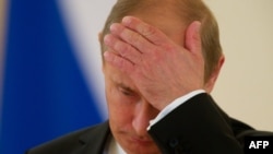 Владимир Путин обещает пенсионерам "тщательно ознакомиться с основными положениями стратегии пенсионной реформы". 