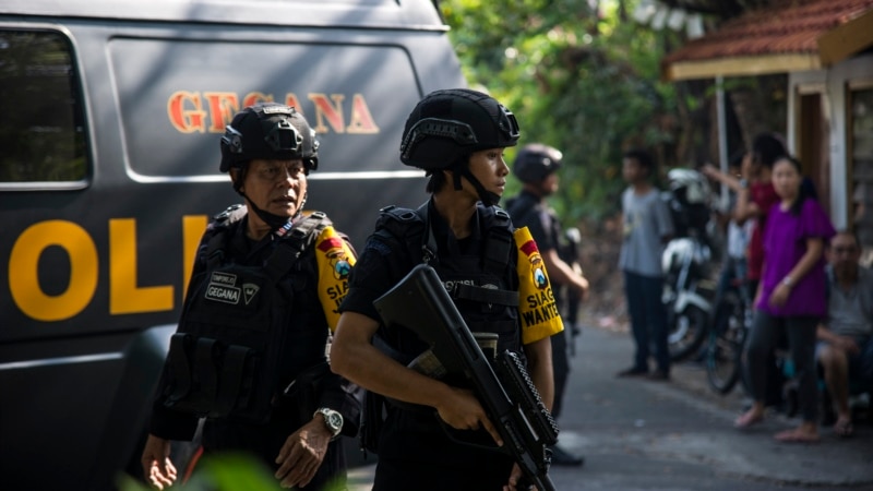 اندونیزیا: د یوې کورنۍ شپږو غړو د کلیساو په حملو کې لاس درلود 