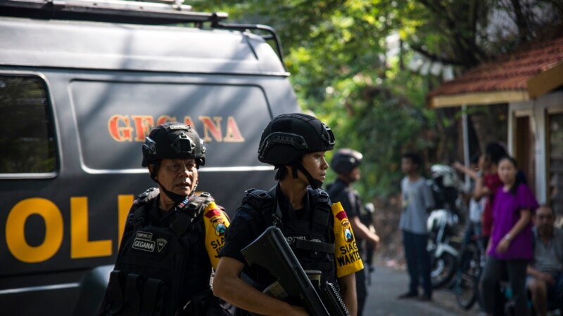 Десетина мртви во бомбашки напад во Индонезија
