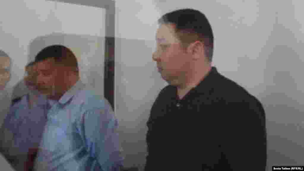 4 июня в Атырау осуждены семь человек по обвинению в содействии подделке документов семье оппозиционного политика и банкира в изгнании Мухтара Аблязова. На фото: бывший сотрудник миграционной полиции Жомарт Кушалиев и сотрудник частной фирмы Асылбек Сайфуллин в суде.