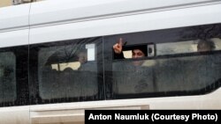 Микроавтобус с арестованными активистами. Симферополь, Каменка, 21 февраля 2017 года