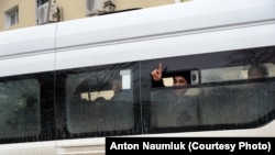 Микроавтобус с арестованными крымско-татарскими активистами. 