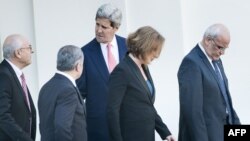 Sekretari amerikan i shtetit, John Kerry largohet nga Shtëpia e Bardhë me negociatorët izraelit dhe palestinez pas takimit me presidentin Barack Obama, 30 korrik 2013