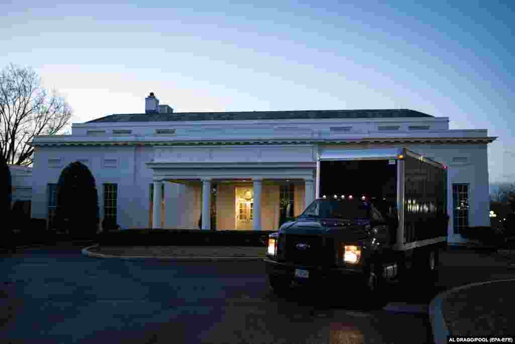Вантажівка виїжджає за межі Західного крила Білого дому на світанку, перед від&#39;їздом 45-го президента США Дональда Трампа і присяги Джо Байдена як 46-го президента США