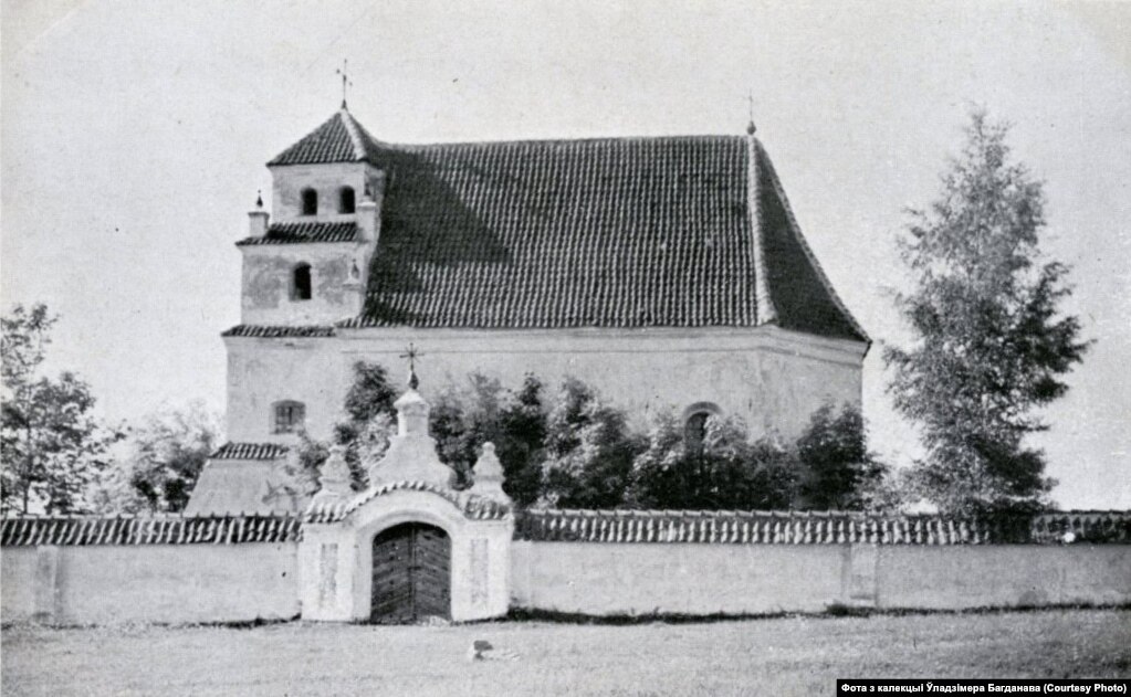 Храм у Асташыне (цяпер Карэліцкі раён), 1915. Кальвінскі збор пабудаваны ў XVI стагодзьдзі, зьнішчаны ў сярэдзіне ХХ стагодзьдзя