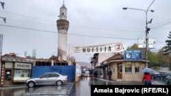 Među samim Bošnjacima podela je više produbljena podrškom koju je Muamer Zukorlić dobio u predizbornoj kampanji za ove izbore od određenih faktora i ekstremističkih struktura, kao što je Vojislav Šešelj, smatra Bačevac