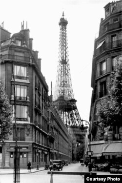 Parisul în anii 1920, Turnul Eiffel (Foto: Biblioteca Centrală Universitară, Iași)