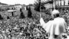 Папа Іван Павло Другий у своєму рідному містечку Вадовіце, Польща, вітає вірних під час першого візиту до комуністичної Польщі після обрання понтифіком. 7 червня 1979 року