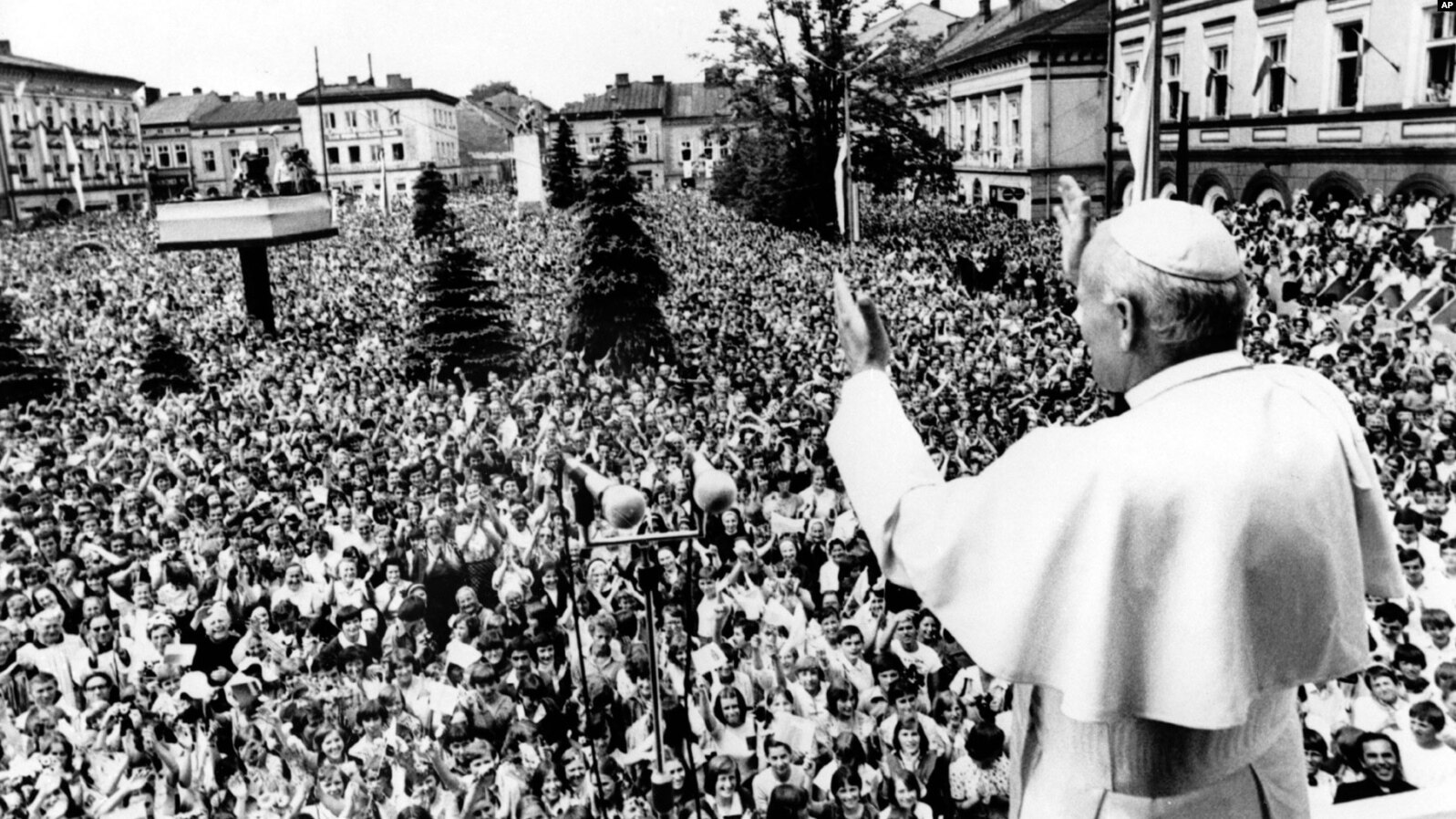 Папа Іван Павло Другий у своєму рідному містечку Вадовіце, Польща, вітає вірних під час першого візиту до комуністичної Польщі після обрання понтифіком. 7 червня 1979 року