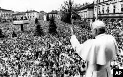 Совсем другие времена: Иоанн Павел II приветствует верующих в своем родном городке Вадовице на юге Польши, 7 июня 1979 года