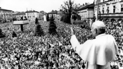 Ioan Paul al II-lea adresându-se mulțimii în orașul său natal, Wadowice, la 7 iunie 1979, a șasea zi a vizitei sale în Polonia