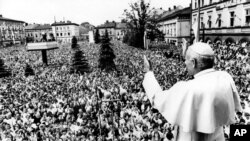 Papa vizitând orașul său natal, Wadowice, în 7 iunie 1979, pentru prima dată de când a fost ales papă. Este a șasea zi din turneul de nouă zile n Polonia.