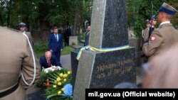 Міністр оборони Польщі Антоній Мацеревич кладе вінок до пам'ятника воїнам УНР у Варшаві, 15 серпня 2017 року