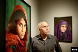 Стив МакКарри рядом с фото Шарбат на выставке его работ в Германии, 2013 год
