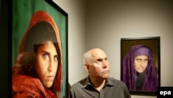 Sharbat Gula "Vajza Afgane", e përjetësuar në ballinën e revistës, National Geographic nga fotografisti amerikan Steve McCurry.