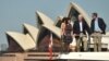Вице-президент США Майк Пенс вместе с семьей совершает прогулку на яхте с премьером провинции Новый Южный Уэльс Глэдисом Бережикляном 