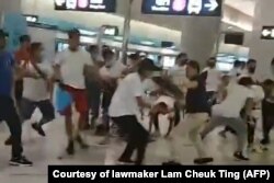 "Белые футболки" избивают протестующих на одной из платформ метро Гонконга. 18 июля 2019 года