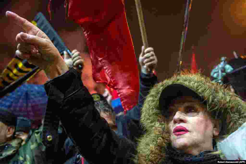 Skopýe, parlament binasynyň öňünde ýurduň adynyň Demirgazyk Makedoniýa diýlip üýtgedilmegine garşy protest bildirýän demonstrasiýaçy. 18-nji noýabr.&nbsp; &nbsp;(AFP/Robert Atanasovski)