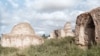 Кочкор өрөөнүндөгү Дөң-Алыш кыштагынан түндүк-чыгыштагы “Манастын Кырк чоросунун күмбөзү” деп аталган, бирок 16-18-кылымдарга таандык көрүстөн. КУУнун окутуучусу, археолог Ороз Солтобаевдин “Азаттыкка” белекке берген сүрөтү. 02.7.11.
