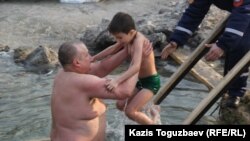 Купание в православный праздник Крещение Господне в реке Большая Алматинка. Алматы, 19 января 2015 года. 