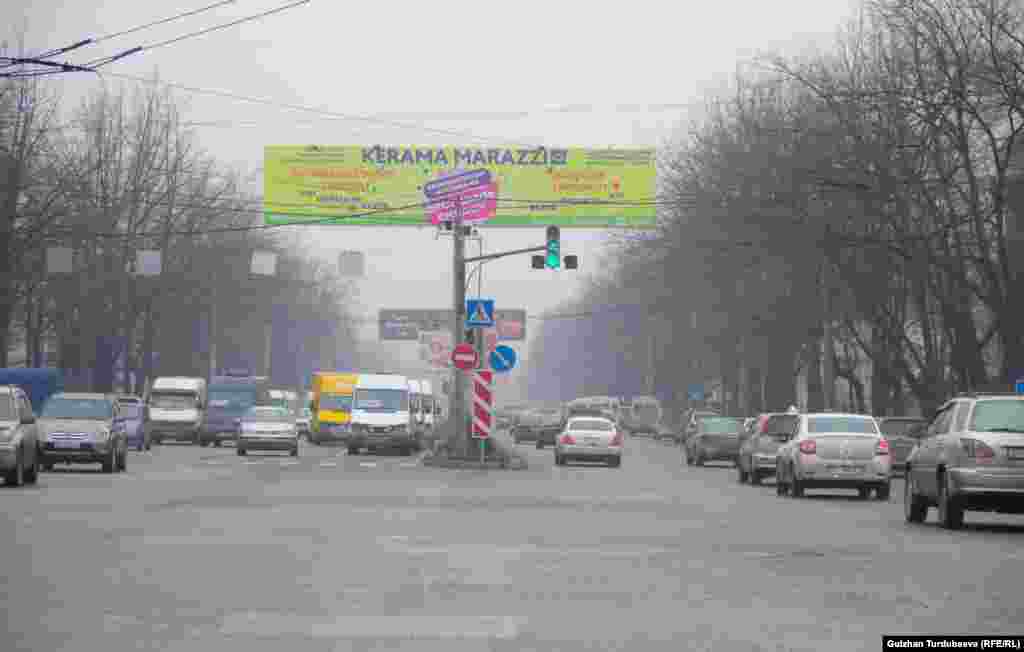Чүй проспектиси - Курманжан Датка көчөлөрүнүн кесилиши. 