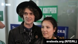 Арцём Лук’яненка і Ксенія Жук з гурту Naviband у менскім аэрапорце пасьля Эўравізіі-2017, на якой беларускі гурт заняў 17-е месца 