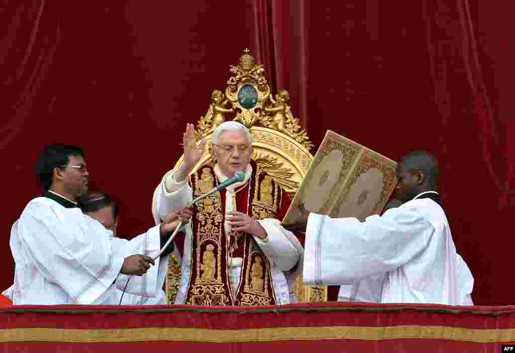 Pope Benedict XVI delivers his traditional Christmas "Urbi et Orbi" blessing from the balcony of St. Peter's Basilica at the Vatican on December 25. (AFP/Vincenzo Pinto)