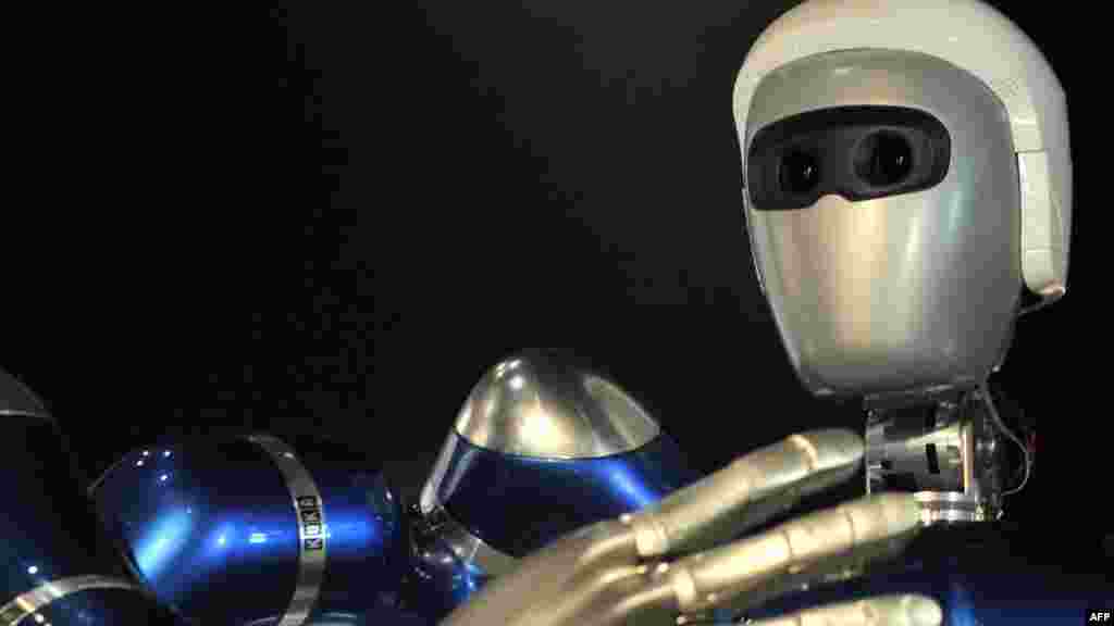 Justin spațialul, un robot spațial umanoid din Germania.