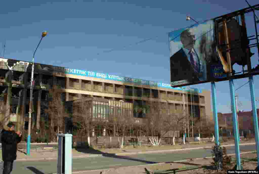2011 жылы желтоқсанда Қазис Тоғызбаев санаулы күн бұрын қайғылы оқиға болған Жаңаөзен қаласына барды. Мұнайшылардың бірнеше айға созылған ереуілі қанды қырғынмен аяқталды. Полиция ереуілшілерге қарсы оқ атып, ресми дерек бойынша, 17 адам өлді. Азаттық тілшісі Жаңаөзеннен репортаждар сериясымен бірге қала атмосферасын жеткізетін суреттер де ала келді. Фотода: елдің сол кездегі президенті Нұрсұлтан Назарбаевтың суреті бейнеленген билбордтың өрттен кейінгі қалдығы.