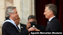 Alberto Fernandez preuzima dužnost od odlazećeg argentinskog predsjednika Maurisija Makrija